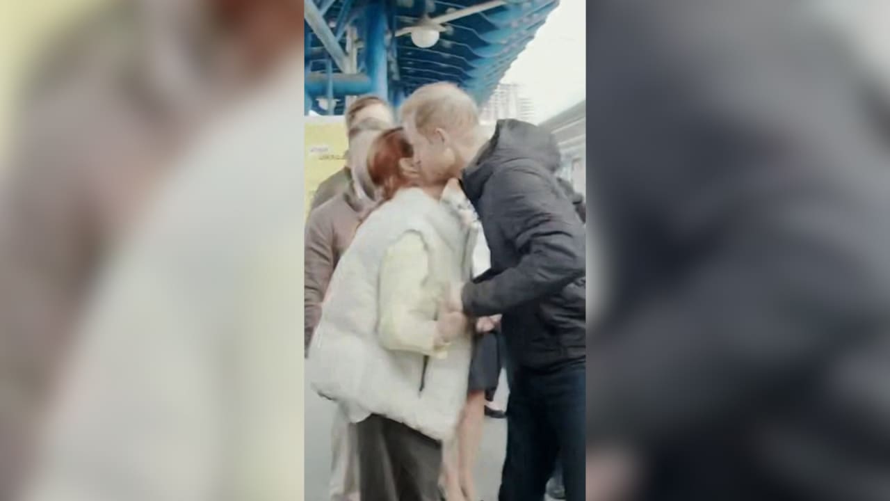 شاهد.. الأمير هاري يقوم بزيارة غير معلنة إلى أوكرانيا