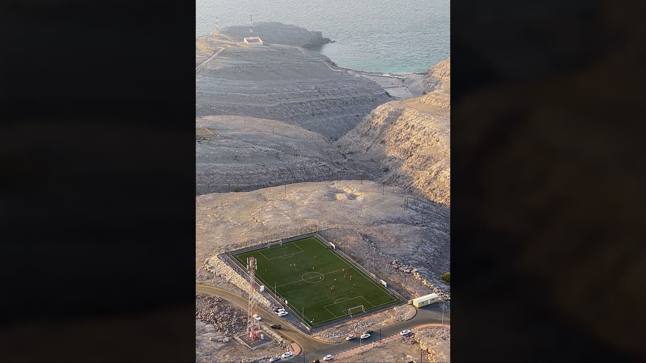 على حافة مضيق هرمز.. ملعب كرة قدم وسط الجبال في سلطنة عُمان يُدهش رواد الإنترنت