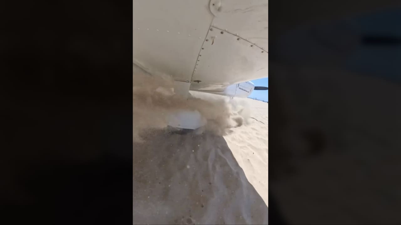 هبوط اضطراري لطائرة على الرمال بأحد الشواطئ في كاليفورنيا
