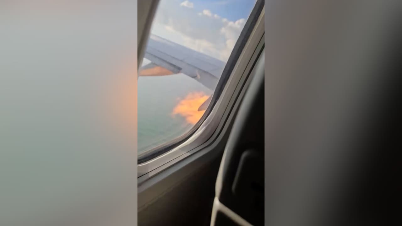 حريق بالمحرك ونداء استغاثة عاجل.. اصطدام طائرة ركاب بطيور يدفعها لهبوط اضطراري