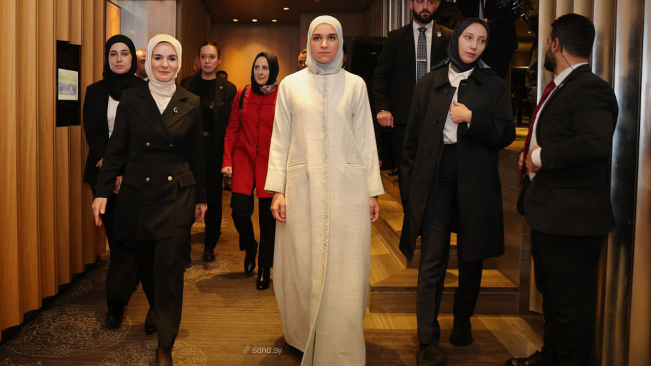 لطيفة الدروبي زوجة أحمد الشرع بزيارة إلى إسطنبول التركية (سانا). 