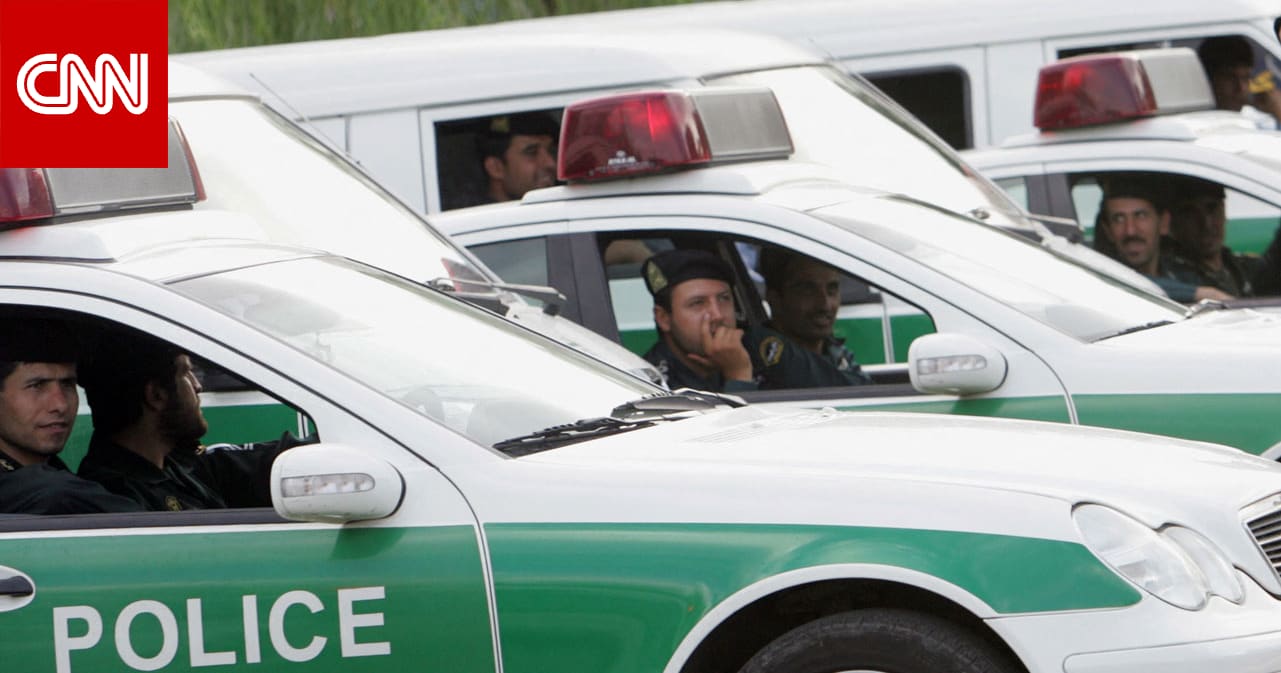 لقطات يبدو أنها تُظهر الشرطة الإيرانية تطلق النار على مروحيات عابرة