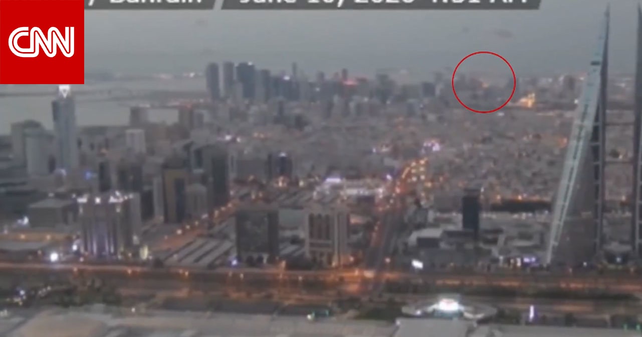 وسط ضربات إيران.. فيديو يرصد وميضا ساطعا باتجاه منشأة بحرية 