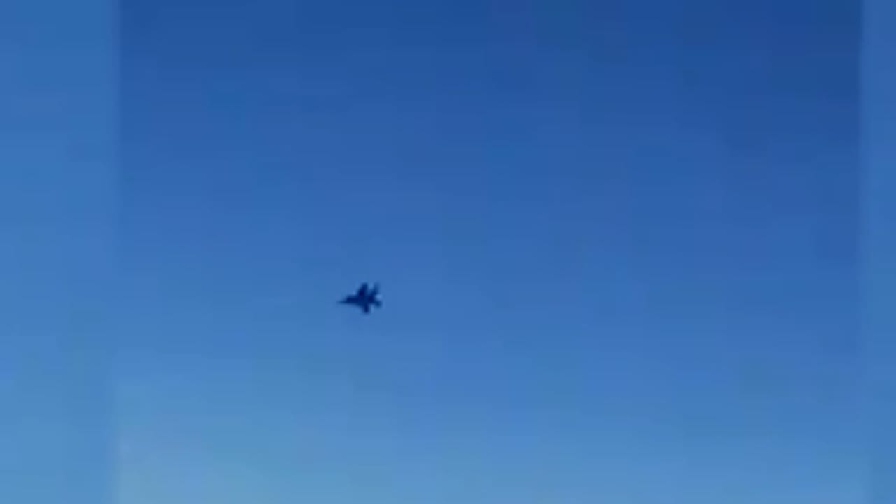 بكاميرا أحد ركابها.. لحظة اقتراب مقاتلة أمريكية من طائرة إيرانية في أجواء سوريا