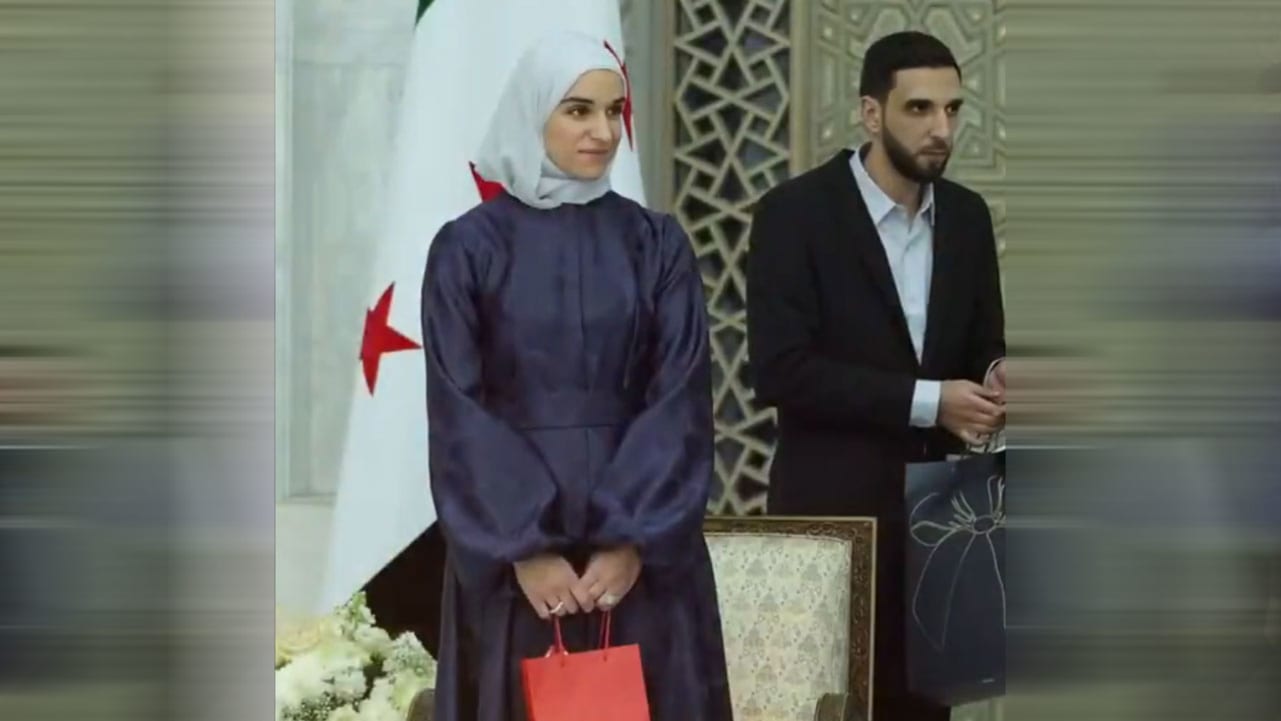 سوريا.. ظهور لطيفة الدروبي زوجة الرئيس أحمد الشرع يثير تفاعلًا وسجالًا بين  نشطاء - CNN Arabic