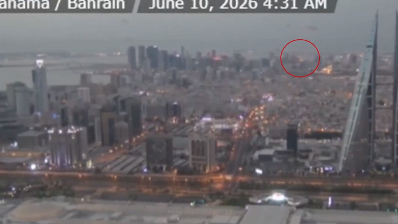 وسط ضربات إيران.. فيديو يرصد وميضا باتجاه منشأة أمريكية بالبحرين