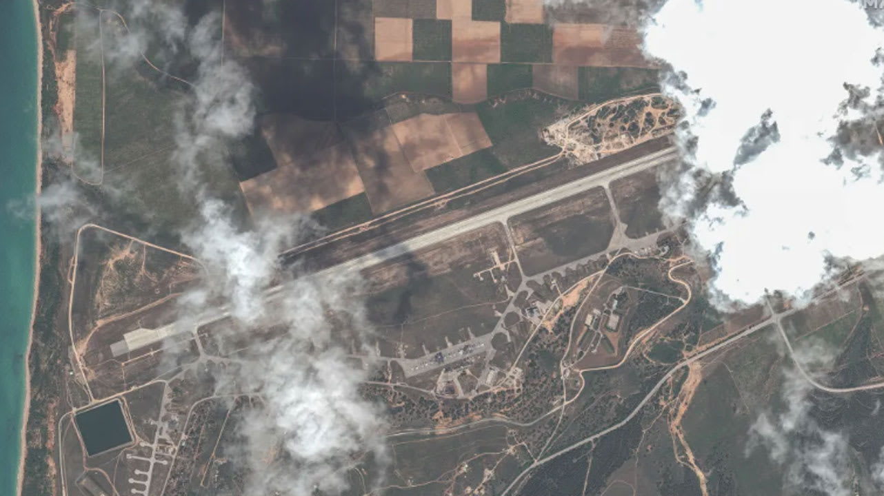 طائرات روسية مدمرة في قاعدة القرم.. صور أقمار صناعية حصرية تكشف لـCNN