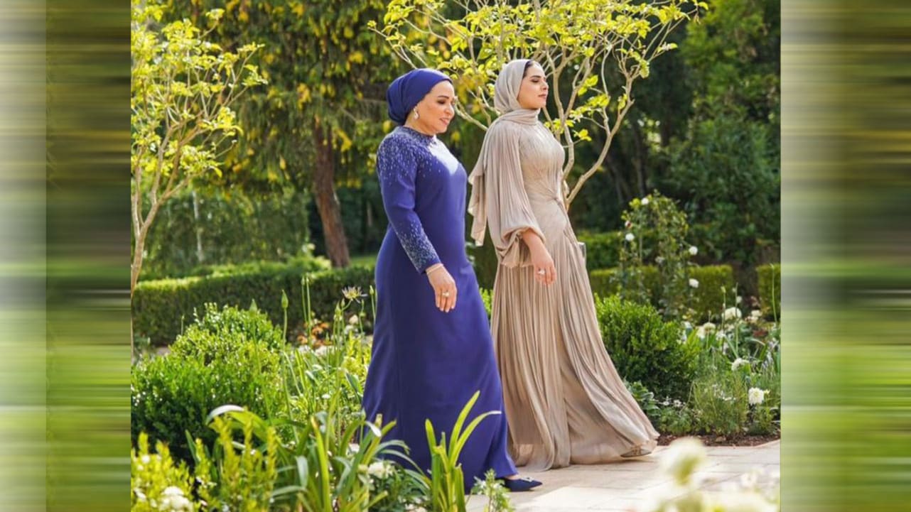 شاهد كيف بدت الأميرة رجوة الحسين عند وصولها شرفة حديقة قصر زهران