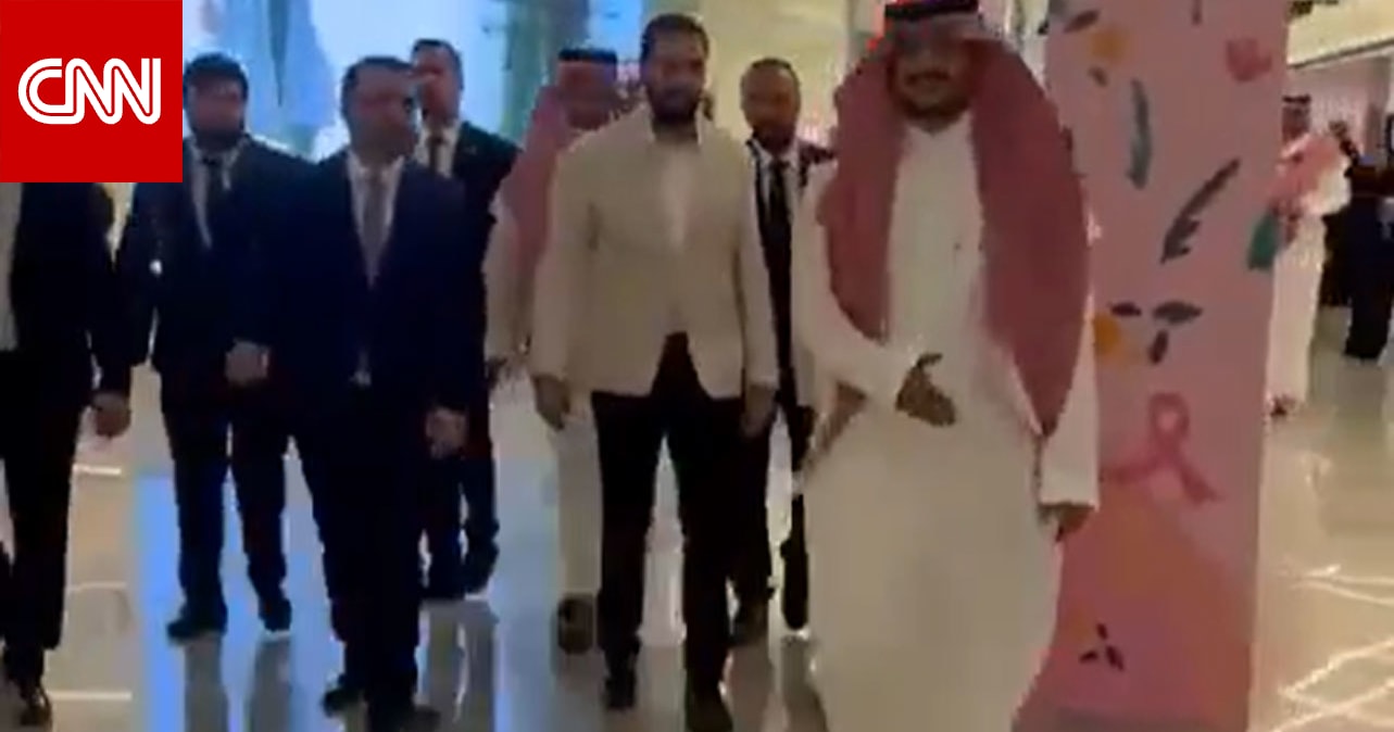 السعودية.. فيديو التفاجؤ بظهور أحمد الشرع بمركز تجاري بالرياض وما فعله مع وزير خارجيته أسعد الشيباني يثير تفاعلا