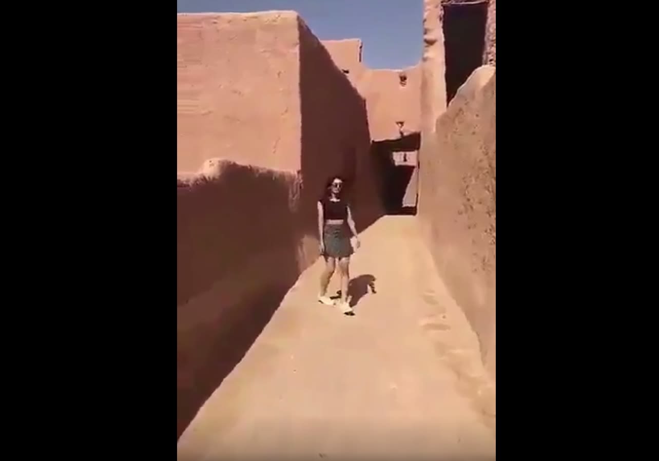 هيئة الأمر بالمعروف تتحرك ضد فتاة ظهرت بلباس "غير محتشم" في أشيقر بالسعودية