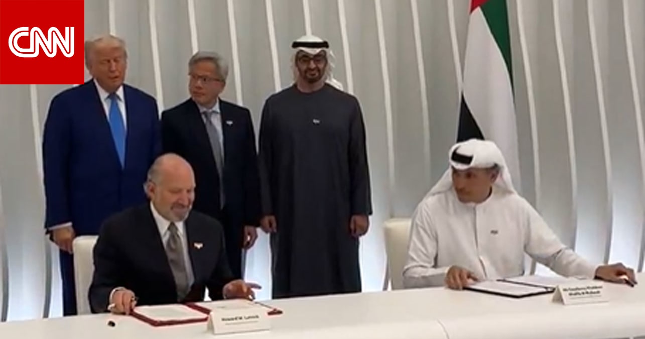 ميكروفون يلتقط ما قاله ترامب لوزير يوقع اتفاقية مع الإمارات