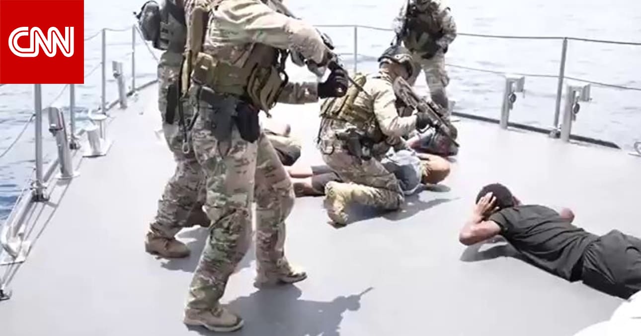 فيديو متداول لـ"إنزال أمريكي على سطح سفينة إيرانية".. ما حقيقته؟