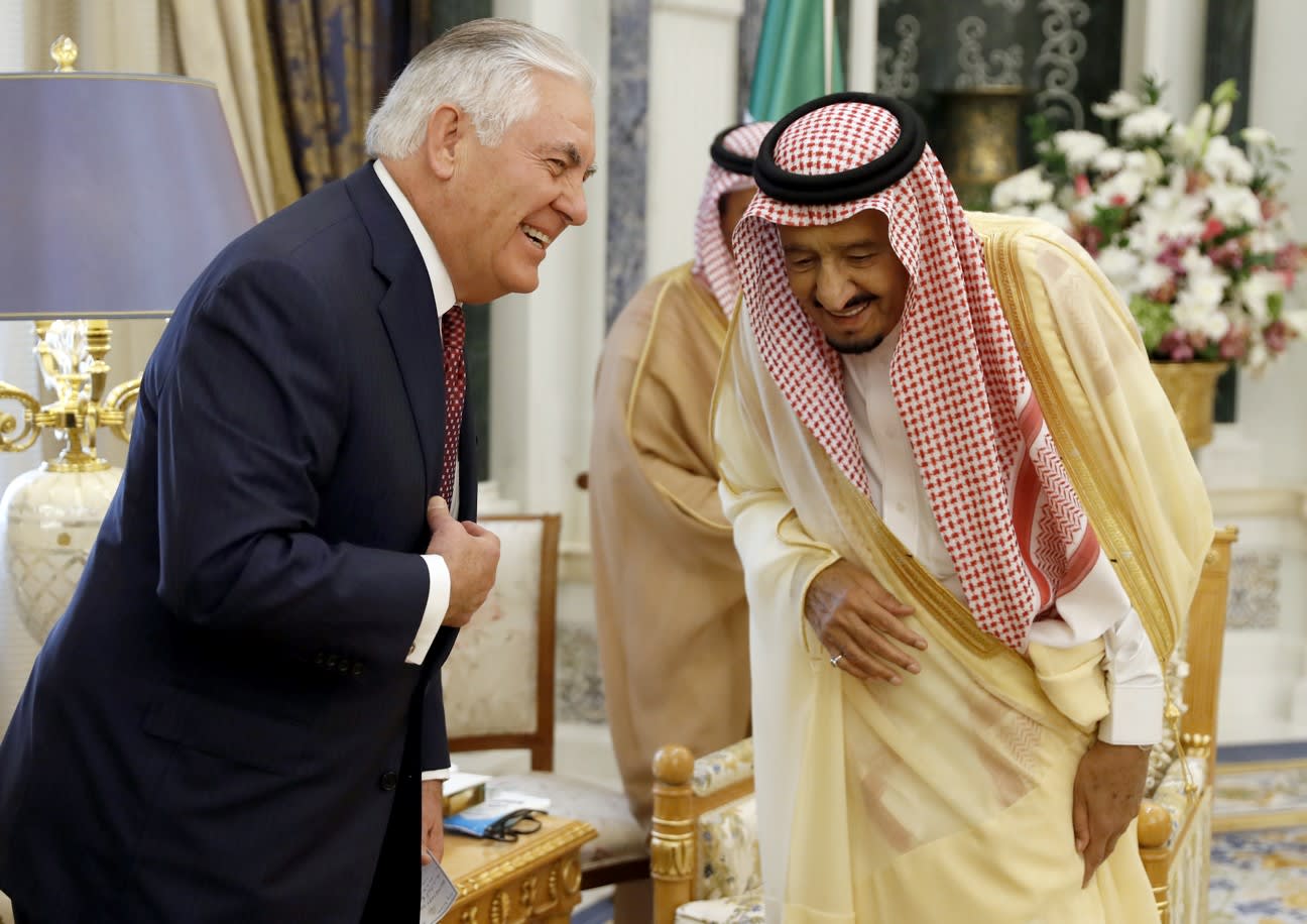 صورة أرشيفية لتيلرسون مع الملك سلمان خلال زيارة للسعودية العام 2017
