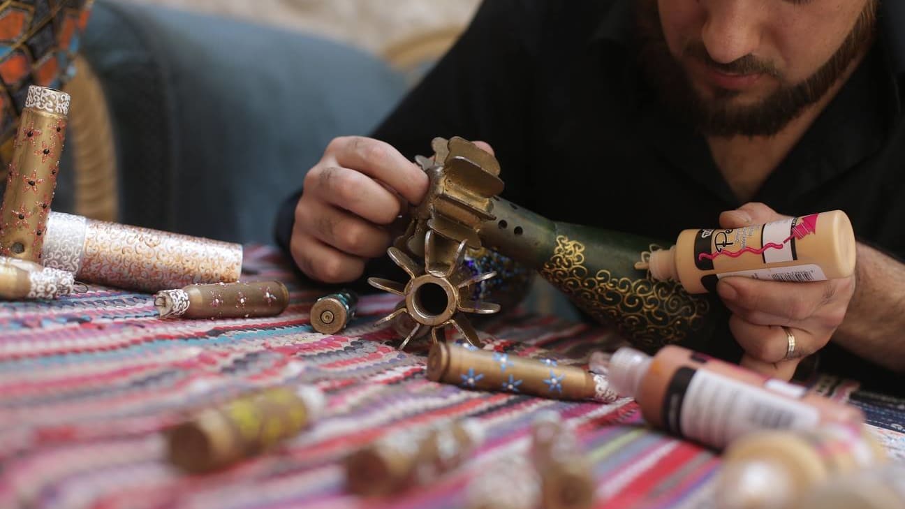أدوات الموت ترتدي ثوب الحياة بين يدي هذا الفنان السوري المحاصر