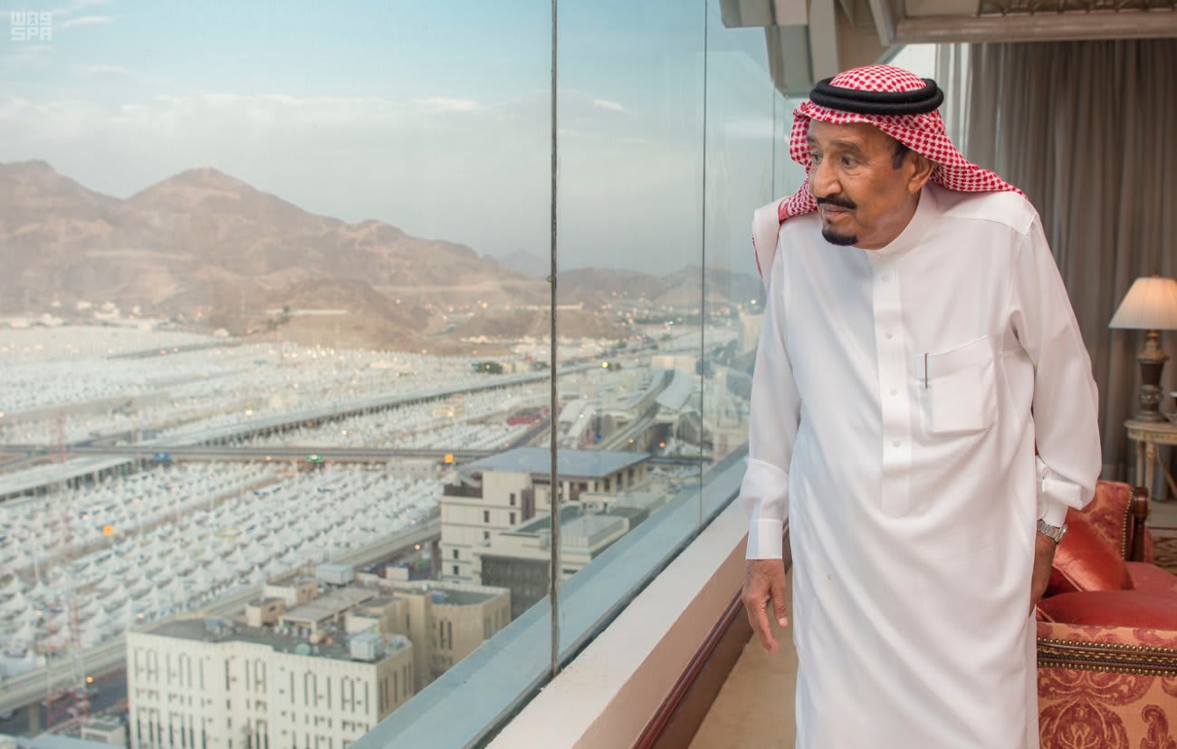 الملك سلمان: خدمة الحجاج واجب على العسكريين السعوديين