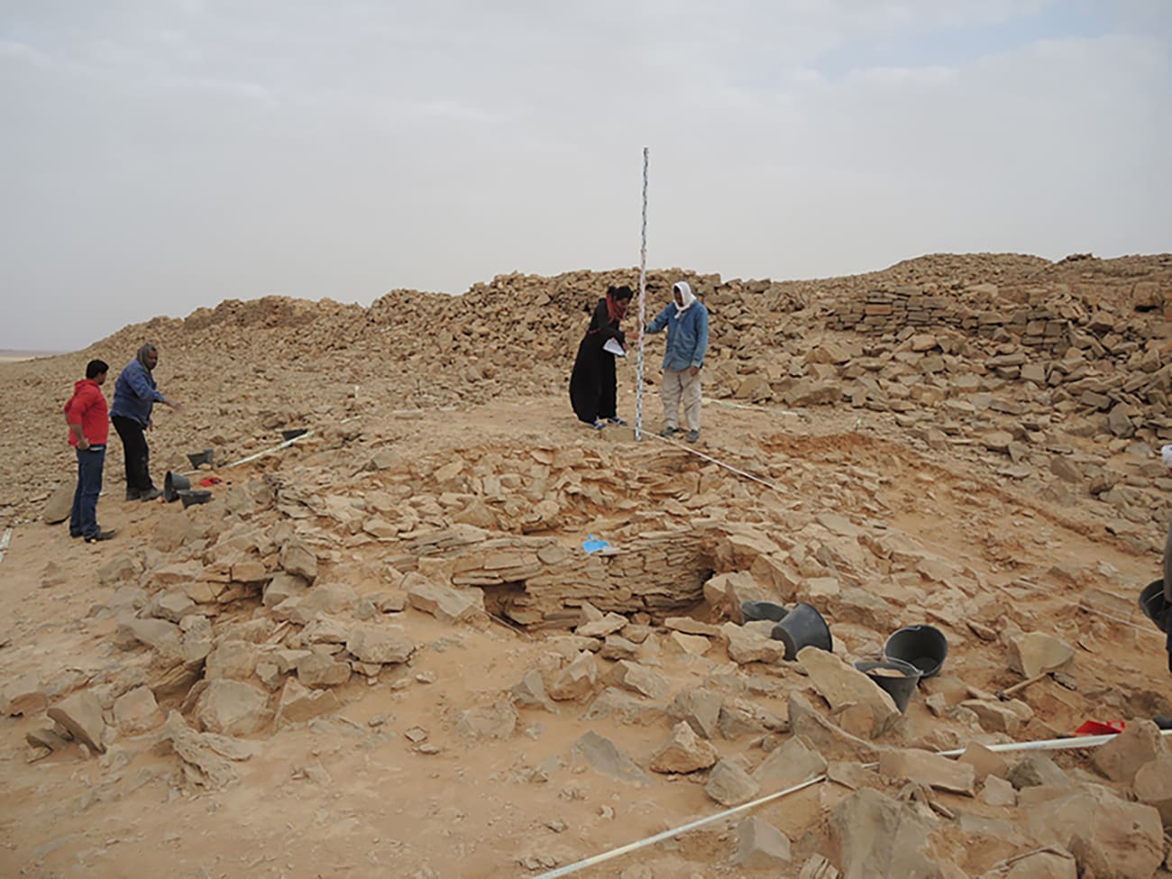 اكتشاف هيكل صخري على شكل مثلث بالسعودية يحتضن بقايا بشرية.. ويظن الباحثون أنها استخدمت لهذا الغرض
