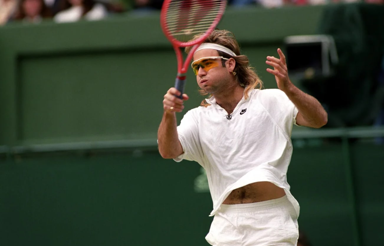 قاطع أندريه أغاسي بطولة ويمبلدون من 1988 حتى 1990 بسبب قواعد الملابس البيضاء الصارمة، لكنه عاد للمشاركة في 1991 مرتديًا نظارات برتقالية.