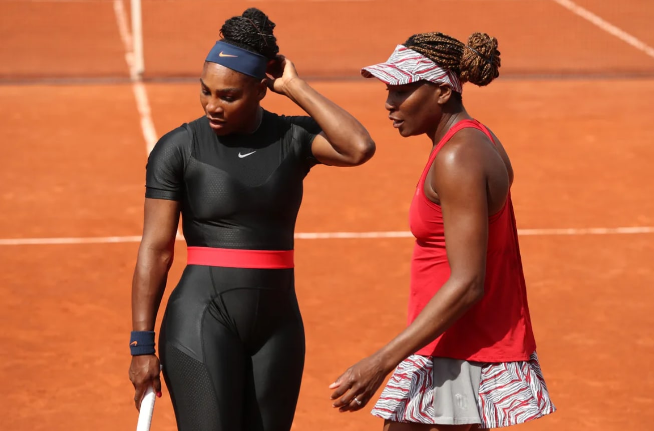 ظهرت سيرينا وفينوس ويليامز في بطولة فرنسا المفتوحة 2018. وأعلنت البطولة أنها لن تسمح ببدلات الجسم في النسخ المستقبلية، لكن رابطة لاعبات التنس عدّلت قواعدها للسماح بارتداء الليغينغ بدون تنانير.