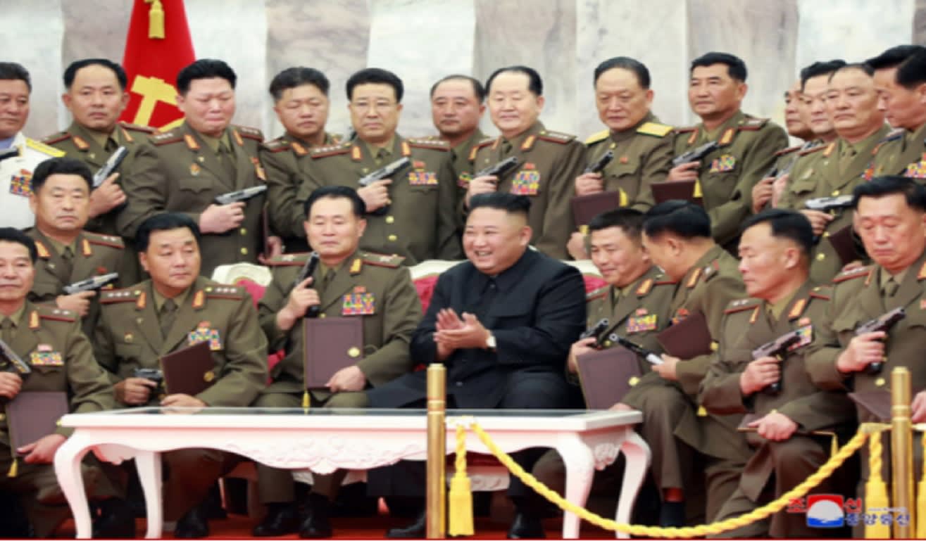 كيم جونغ أون يهدي جنرالات جيشه مسدسات تذكارية في ذكرى هدنة الحرب الكورية
