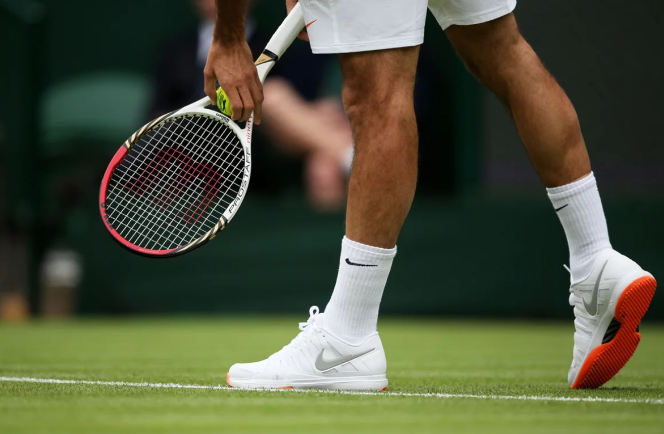 تم حظر حذاء نايكي الذي ارتداه روجر فيدرر والمزوّد بنعل برتقالي في بطولة ويمبلدون بعد مباراته في الدور الأول عام 2013، وفي العام التالي شددت البطولة قواعدها بشأن الألوان بشكل أكبر.