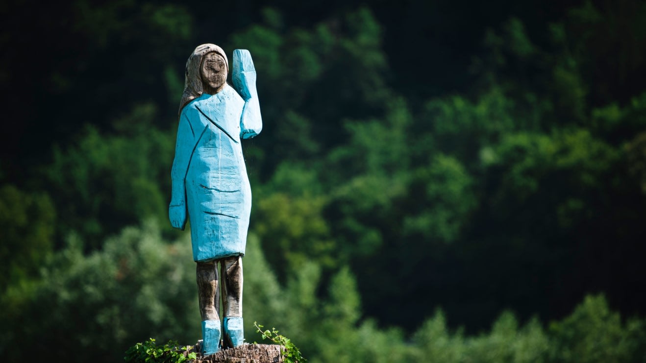 كشف النقاب عن تمثال ميلانيا ترامب الخشبي بمسقط رأسها