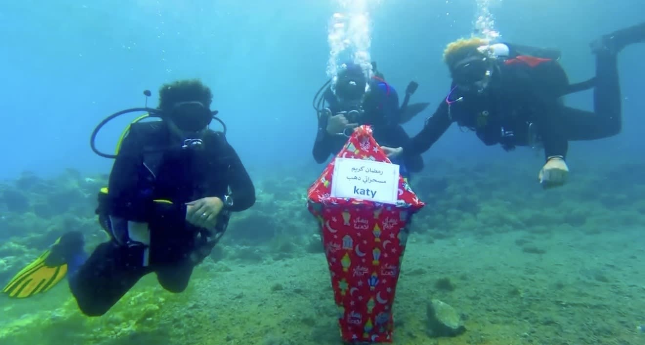 بفانوس كبير.. غواصة مسيحية تهنئ بحلول شهر رمضان في قاع البحر الأحمر بمصر