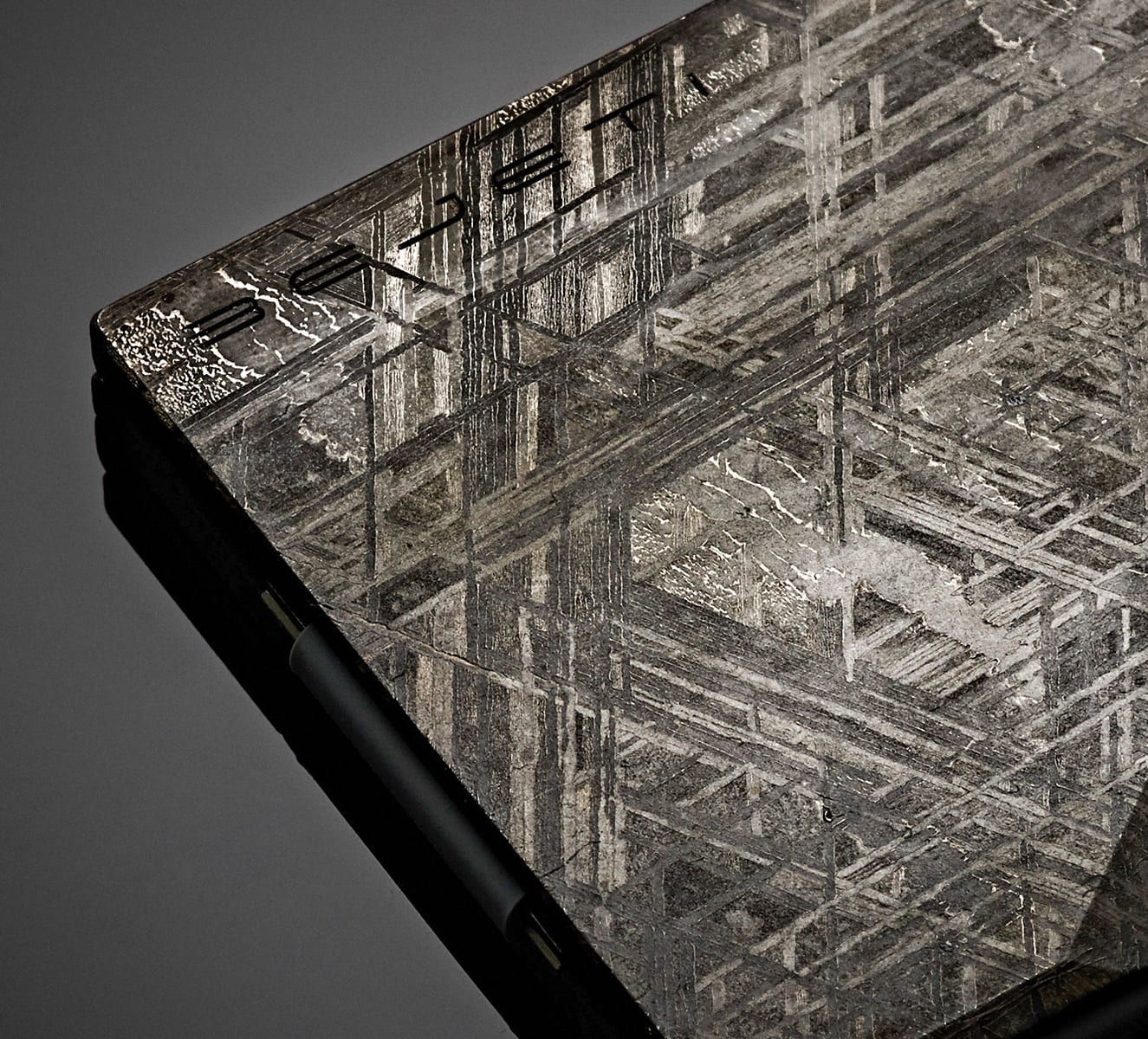 Esta empresa fabricó la primera cartera hecha de un meteorito. ¿Cuánto crees que costó?