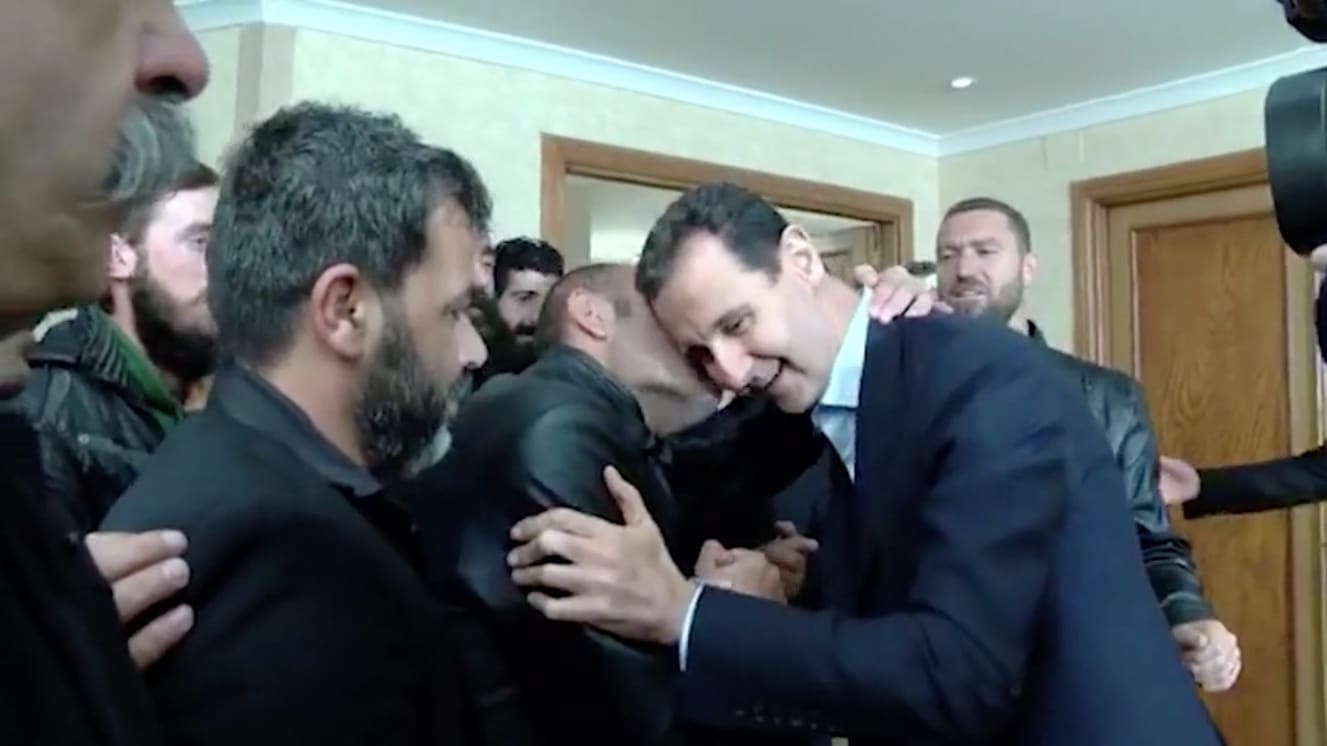 بشار الأسد يستقبل رهائن السويداء المحررين دون ظهور زوجته