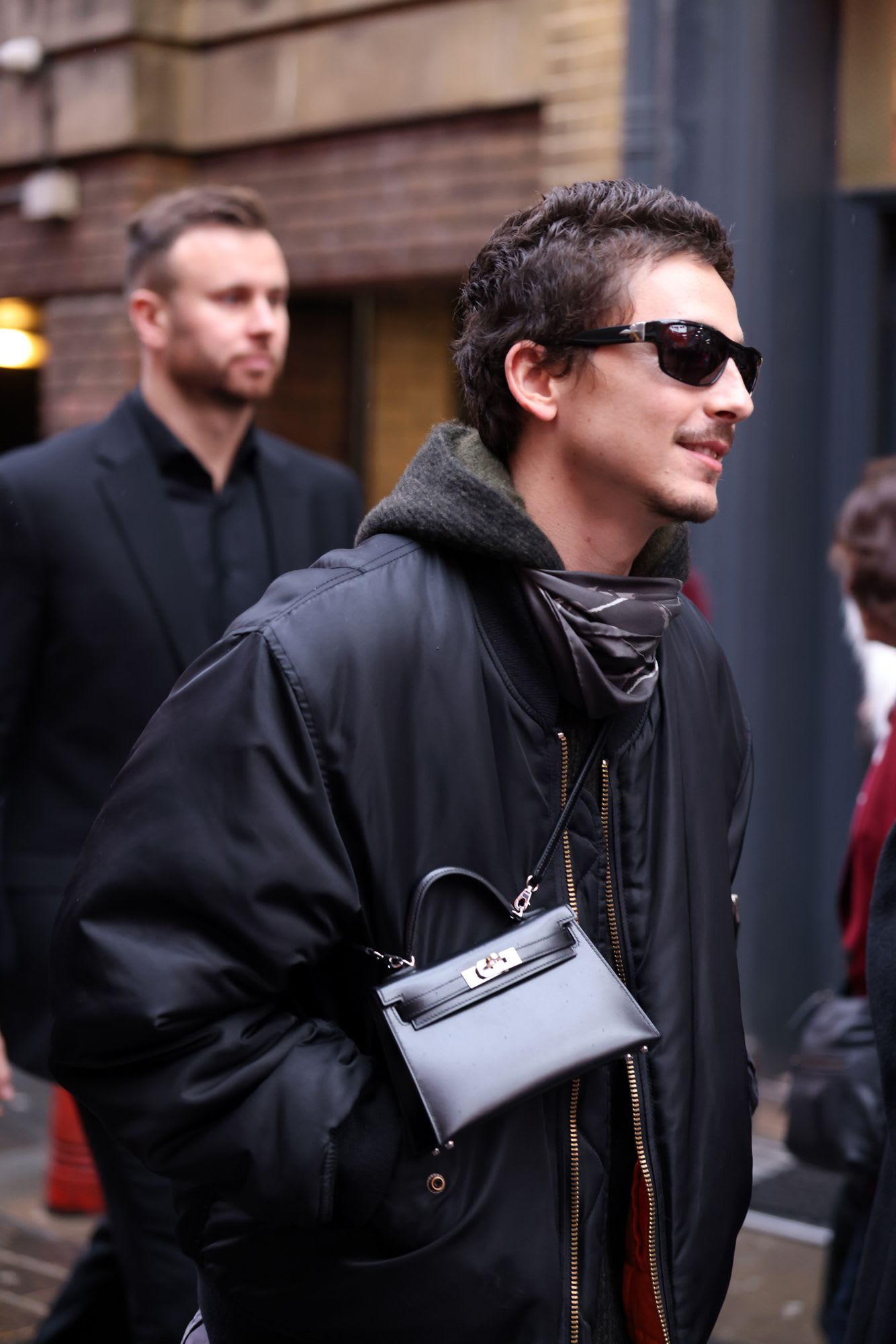 ظهر تيموثي شالاميه وهو يحمل حقيبة Hermès Mini Kelly خلال جلسة أسئلة وأجوبة لعمل "Marty Supreme" في لندن الشهر الماضي.