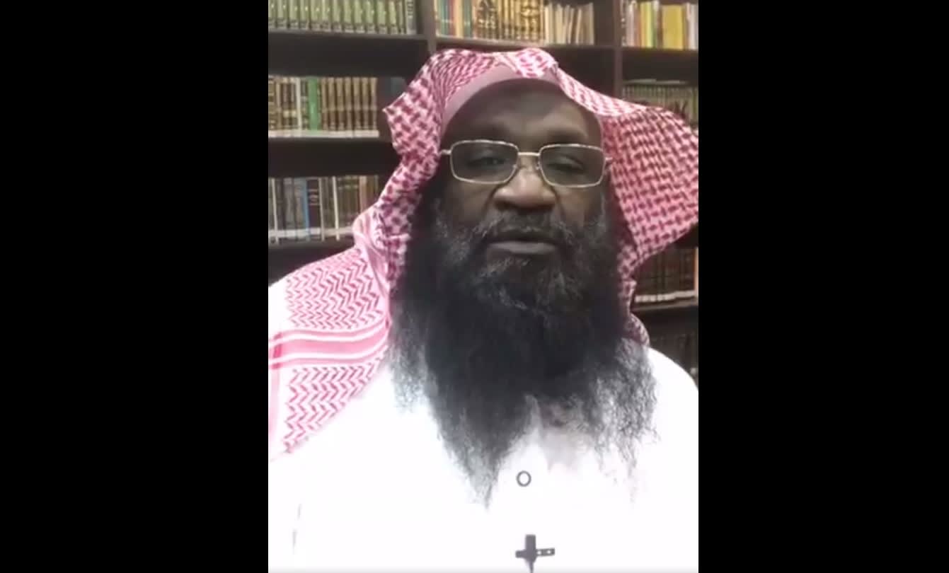 الكلباني يرد على مغرّد سعودي انتقد حديثه بأنه أول إمام أسمر للحرم