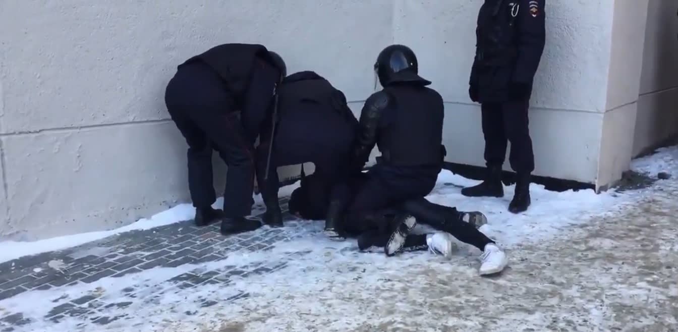 "لا أستطيع التنفس".. مقطع فيديو يُظهر ضباط شرطة يجلسون فوق رجل روسي معتقل
