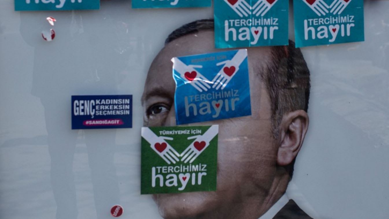 استفتاء تركيا.. معارضون: غيّروا قواعد اللعبة في منتصف المباراة.. وسنطعن في النتيجة