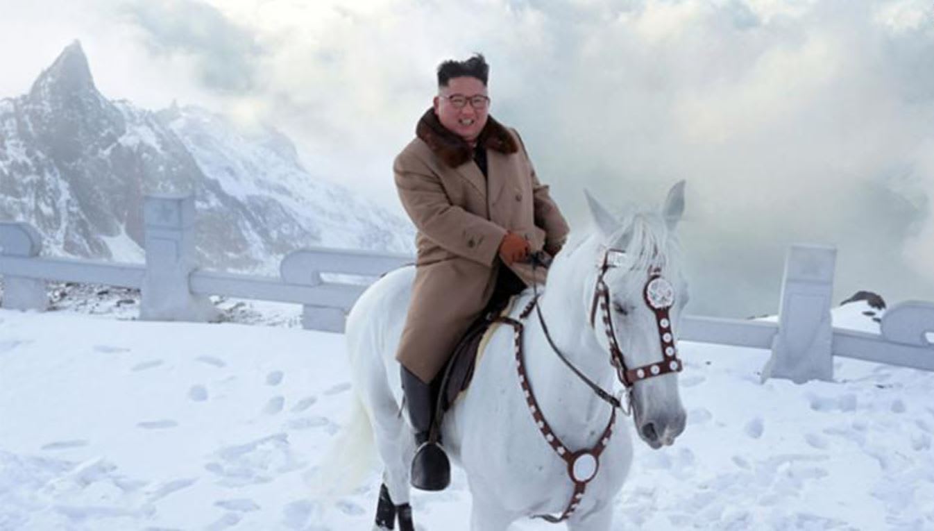 على "جبل مقدس".. نزهة رمزية لزعيم كوريا الشمالية على حصان أبيض وسط الثلوج