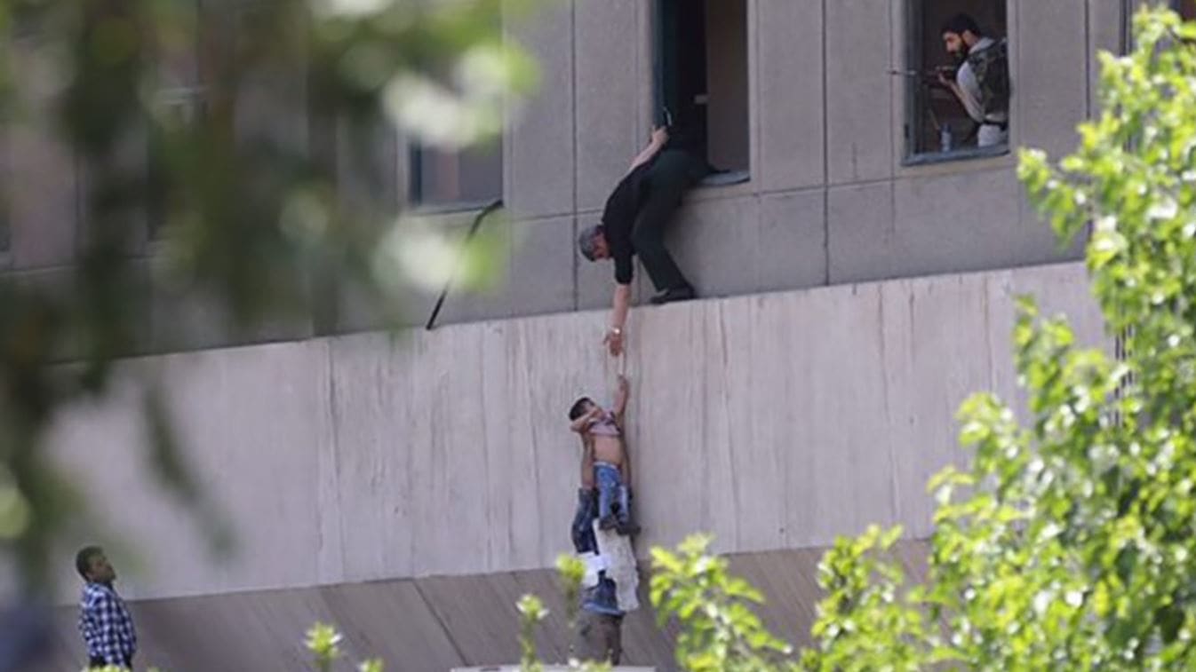 شاهد.. إطلاق نار خارج مقر البرلمان الإيراني