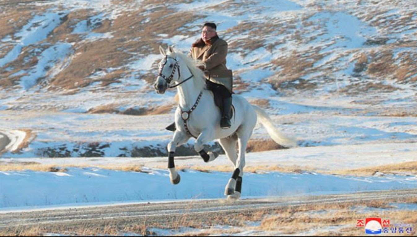 على "جبل مقدس".. نزهة رمزية لزعيم كوريا الشمالية على حصان أبيض وسط الثلوج