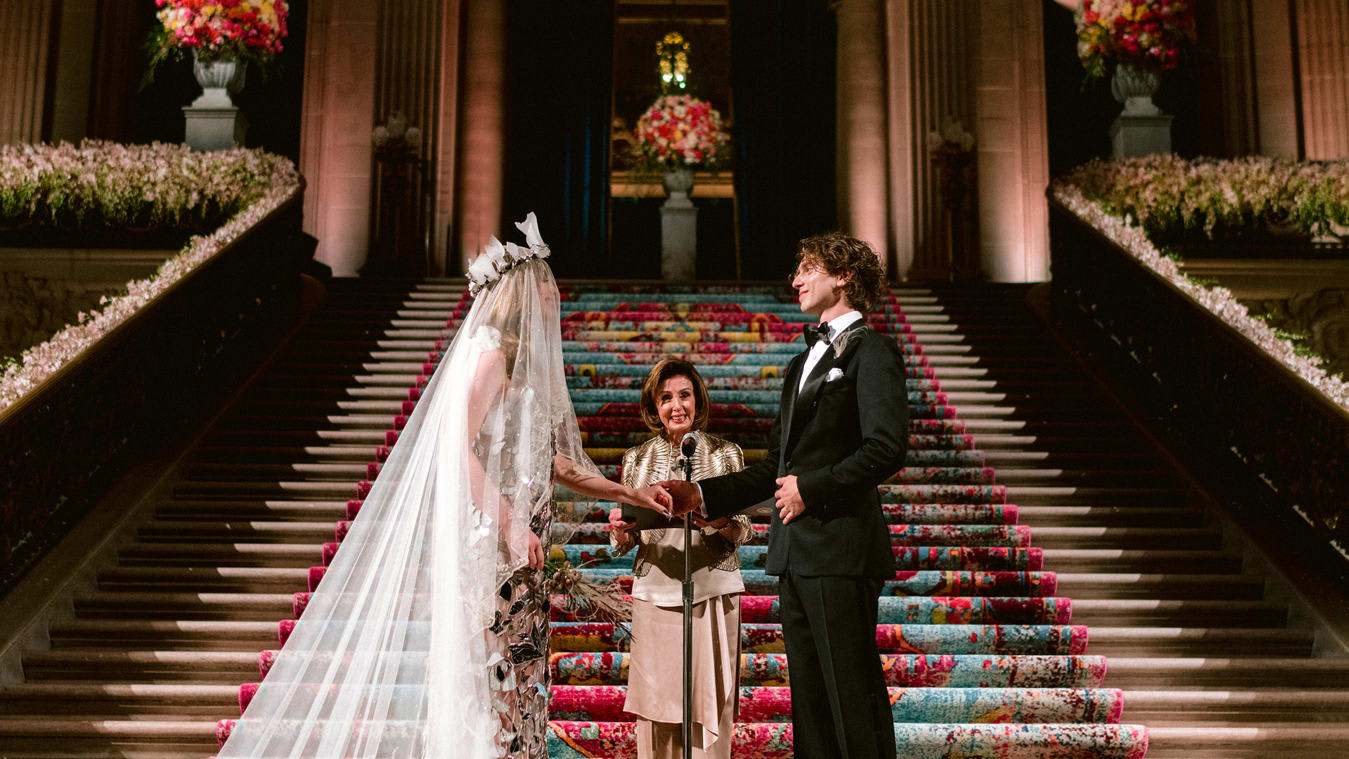 الممثلة وعارضة الأزياء آيفي جيتي تتزوج بثوب زفاف مرصّع بقطع مرايا مكسورة