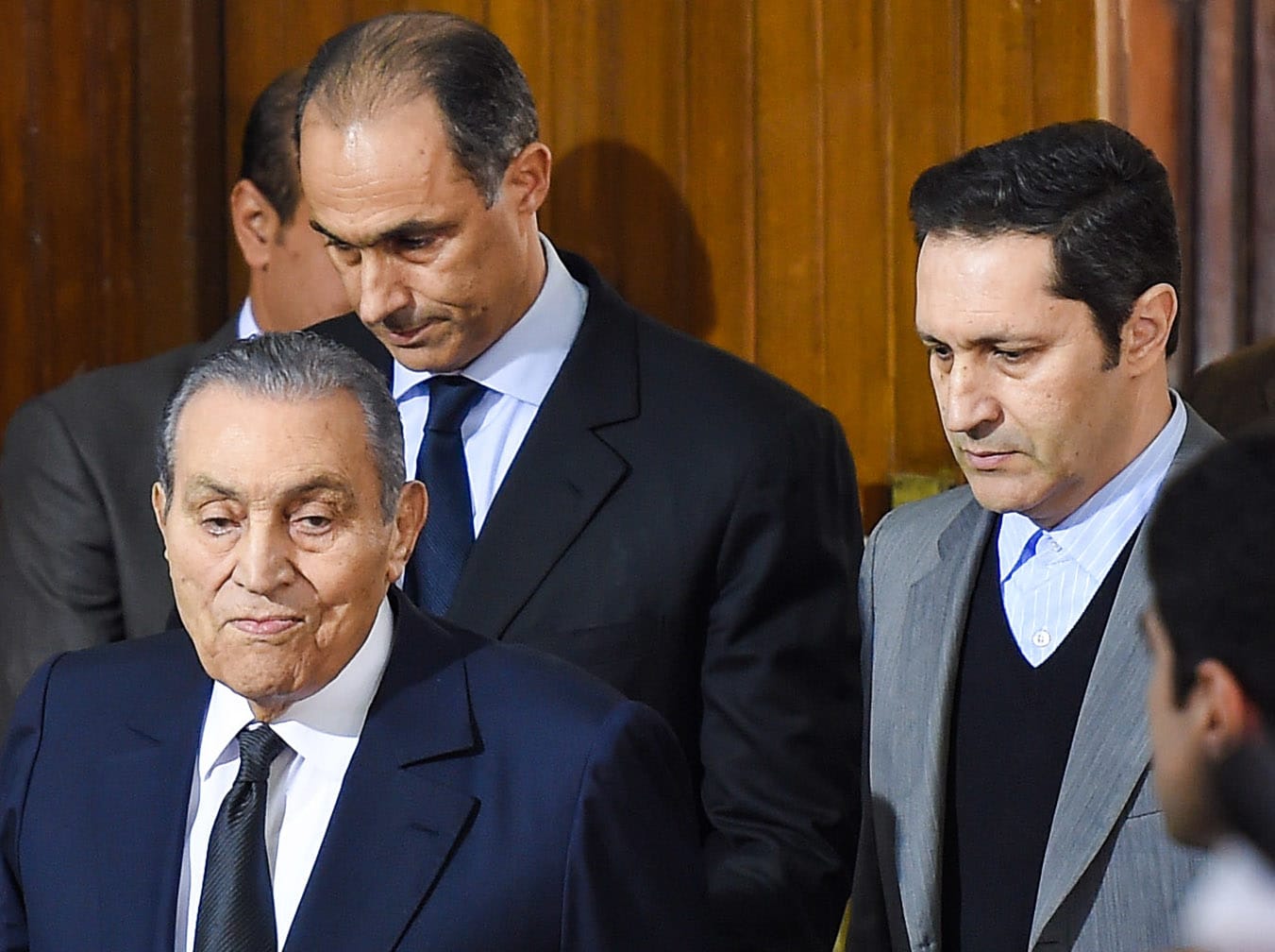 الرئيس المصري الأسبق حسني مبارك ونجليه علاء وجمال 