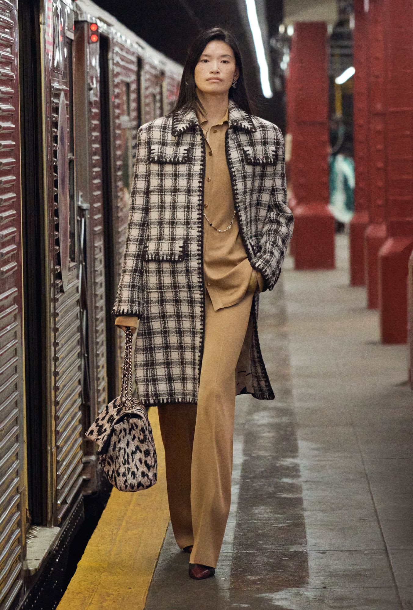 ظهرت الحقيبة التي حملها ستايلز لأول مرة في عرض شانيل Metiers d’Art 2026 في ديسمبر.