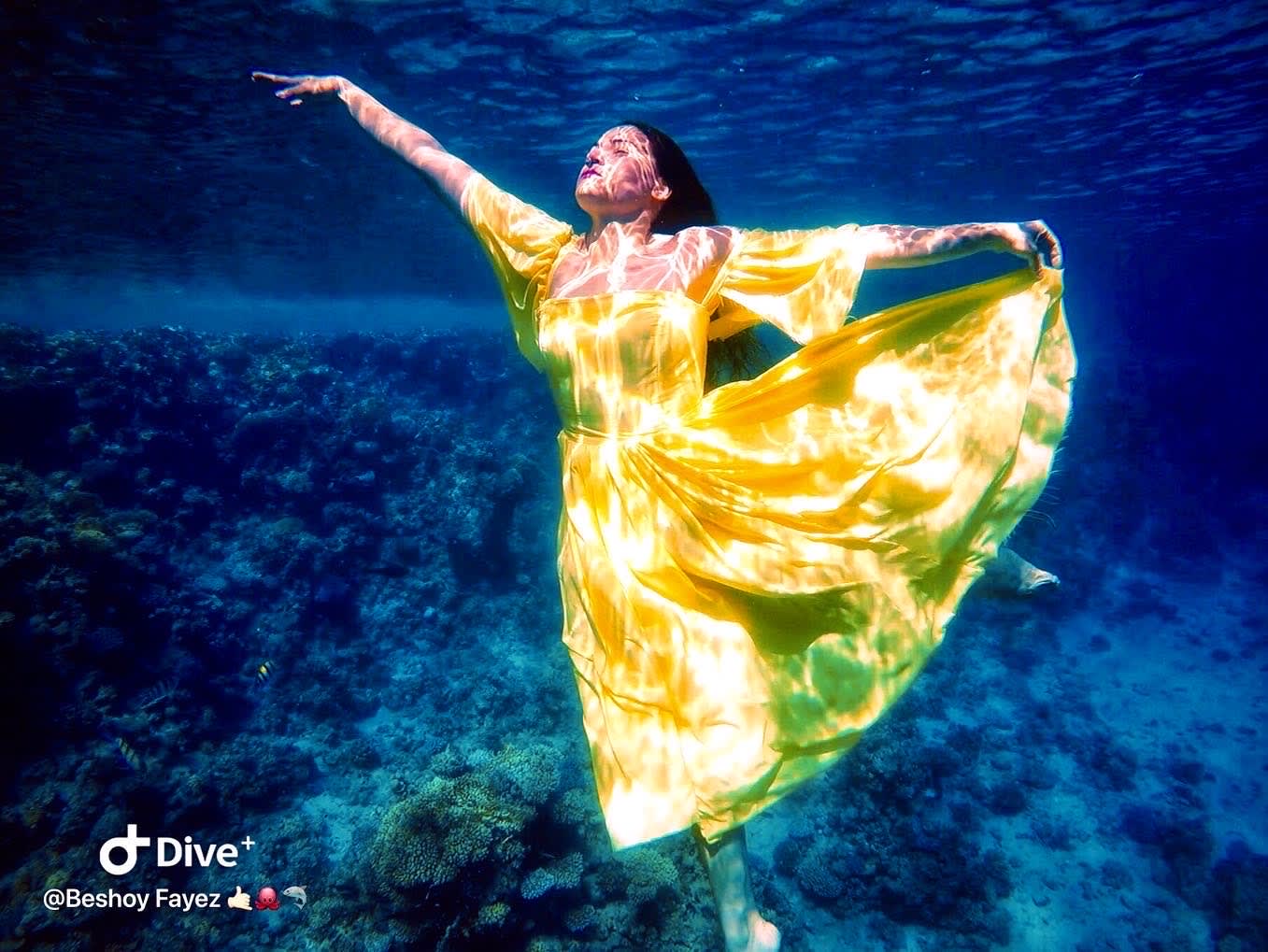 بأعماق البحر الأحمر..أول عرض أزياء تحت الماء في مصر يثير الذهول