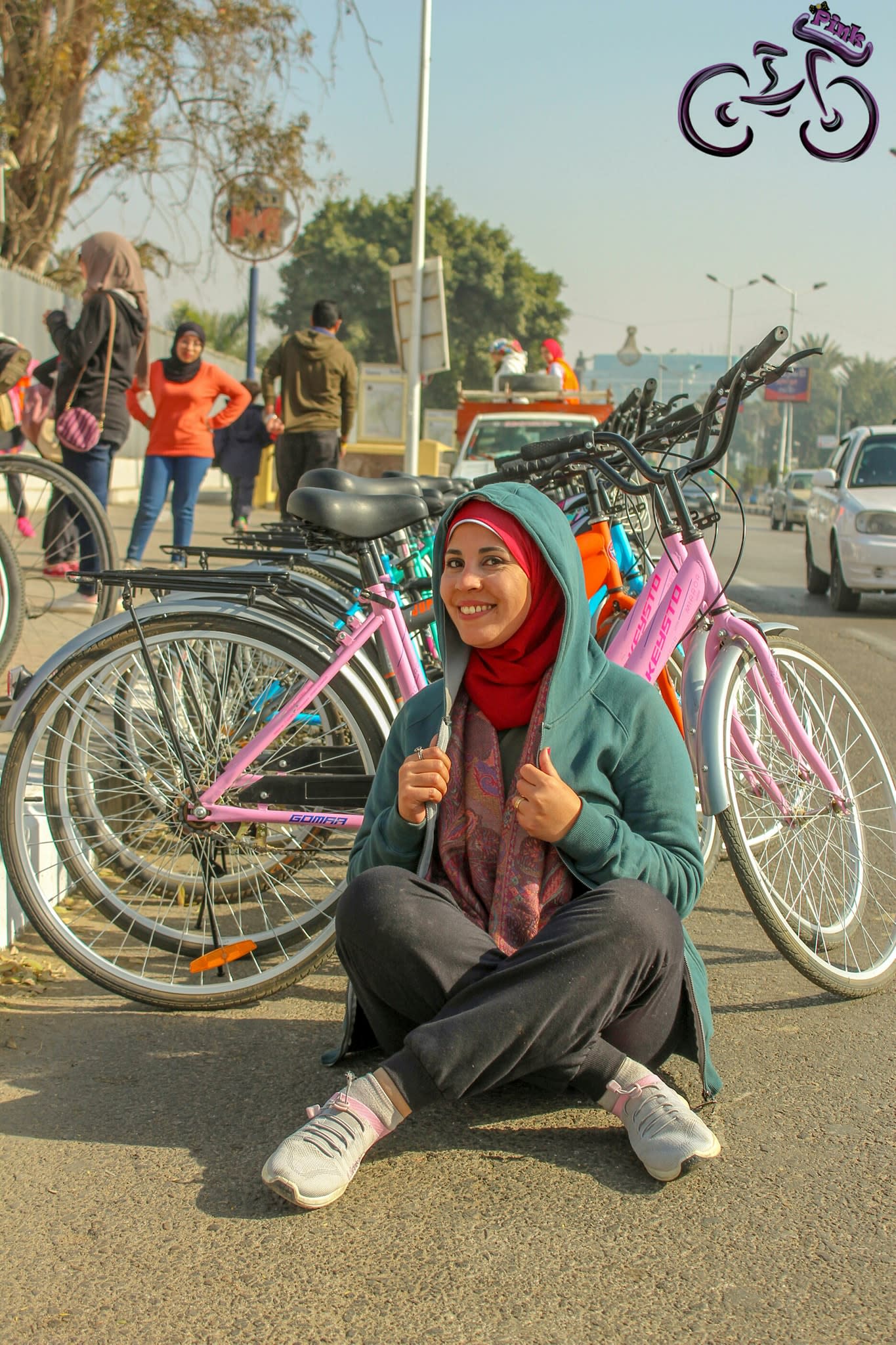 بـ"عجلة بينك".. مصرية تكسر مخاوف فتيات بلادها من ركوب الدرجات