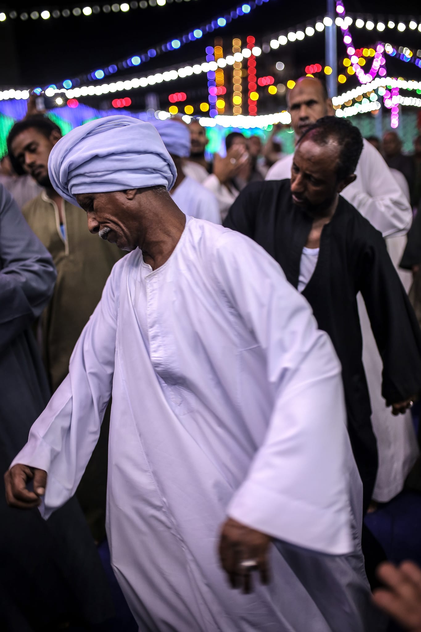 مصور يوثق جانبا مخفيا لحفلات الزفاف الشعبية في صعيد مصر مصور يوثق جانبا مخفيا لحفلات الزفاف الشعبية في صعيد مصر