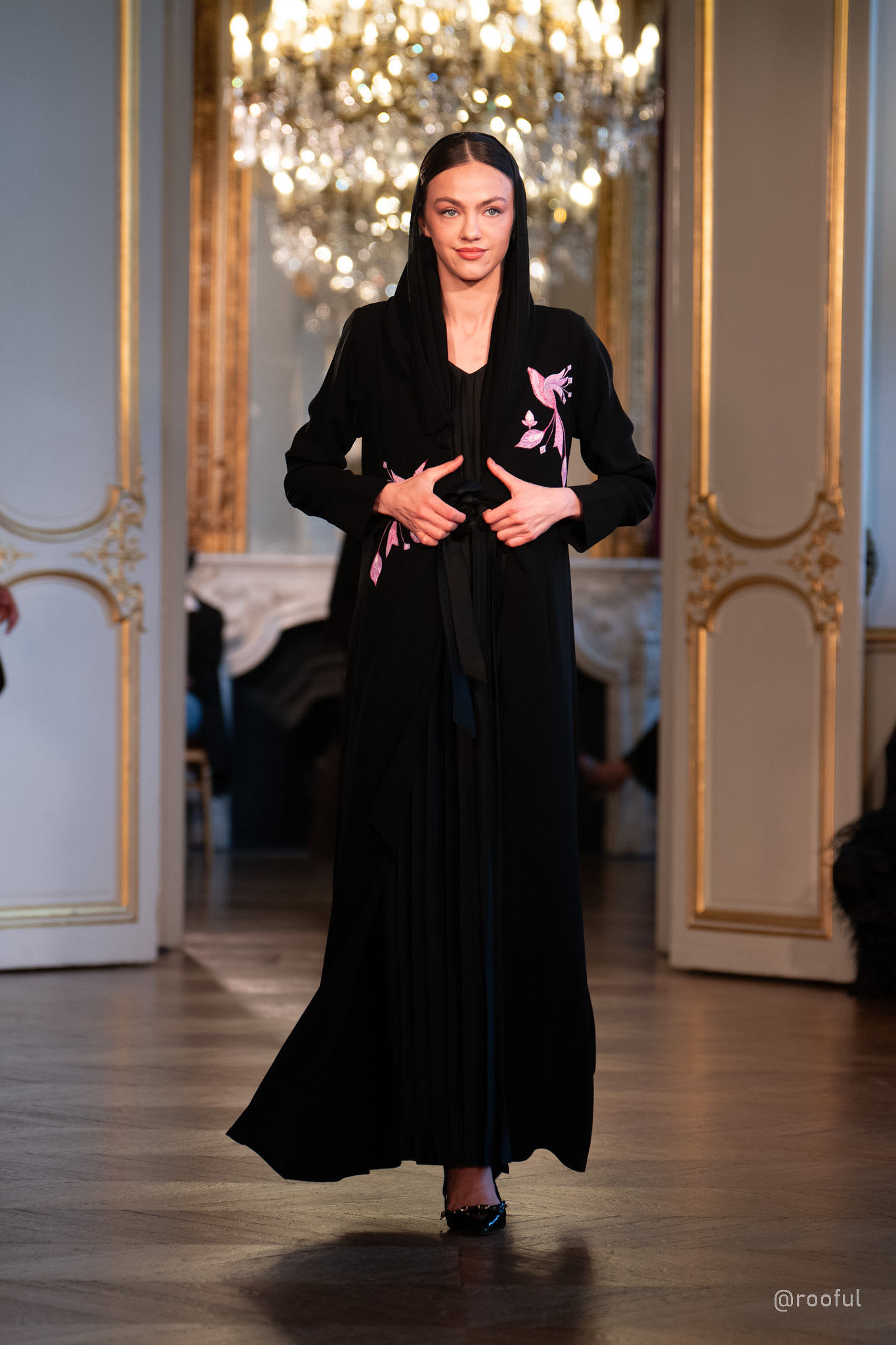 الموضة العربية المحتشمة تنافس الأزياء الجريئة على منصات باريس