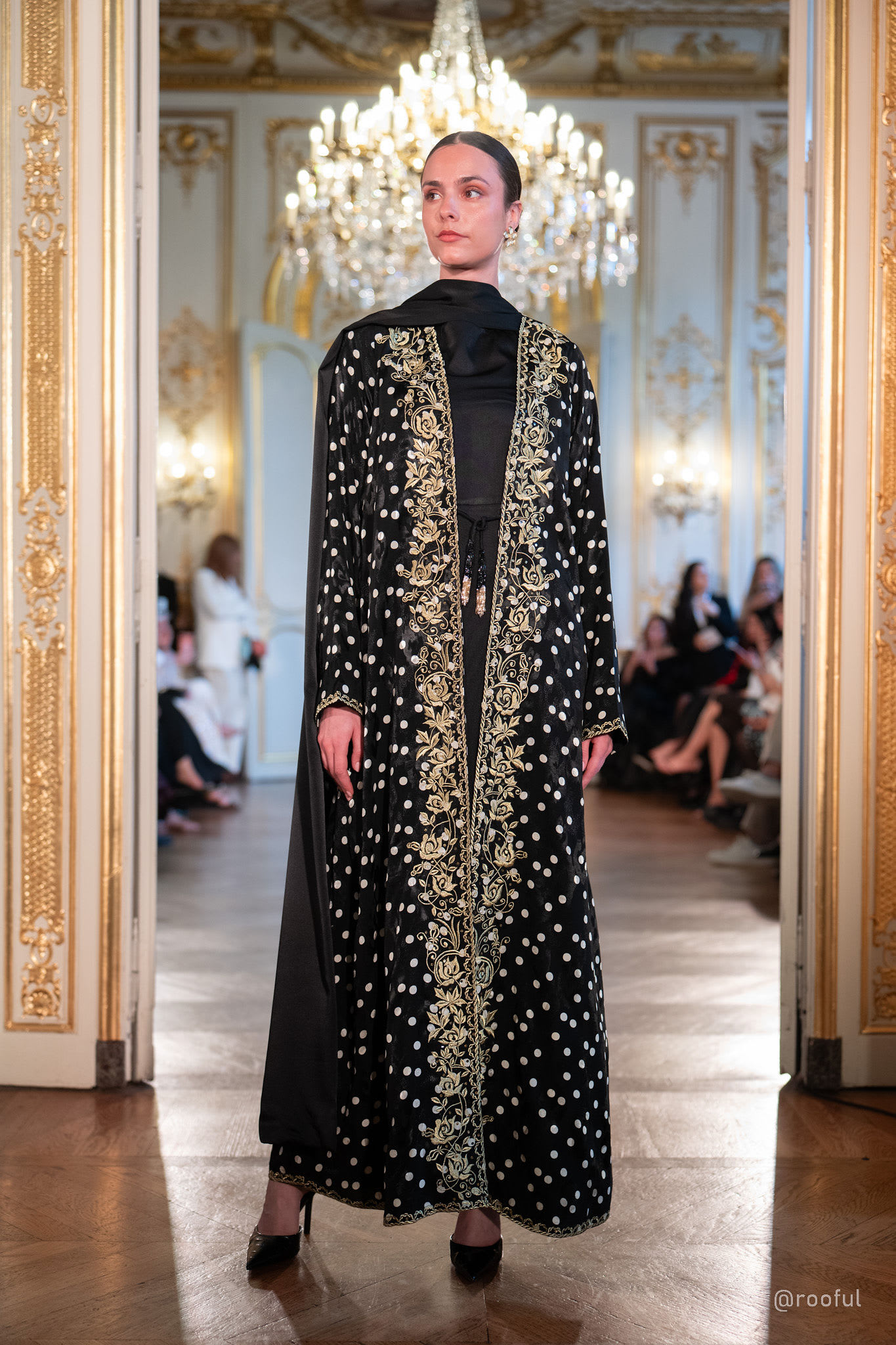 الموضة العربية المحتشمة تنافس الأزياء الجريئة على منصات باريس