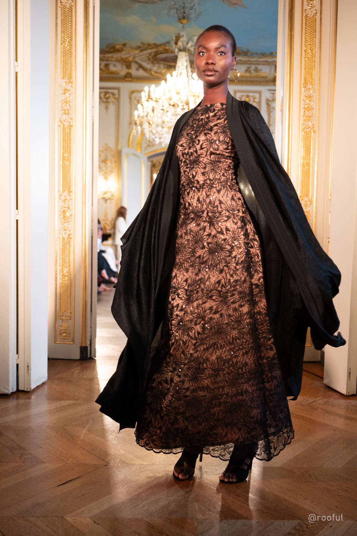 الموضة العربية المحتشمة تنافس الأزياء الجريئة على منصات باريس