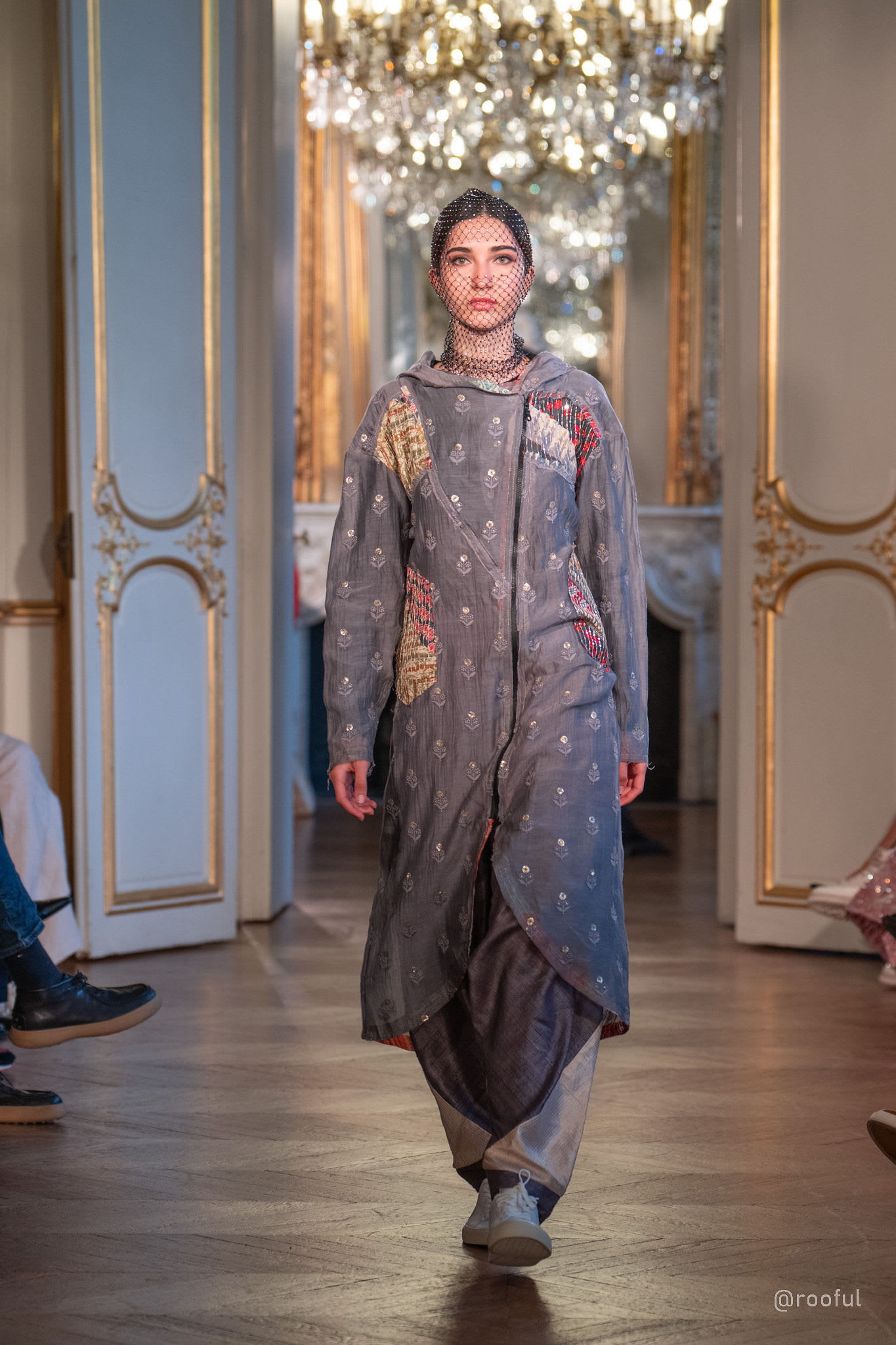 الموضة العربية المحتشمة تنافس الأزياء الجريئة على منصات باريس