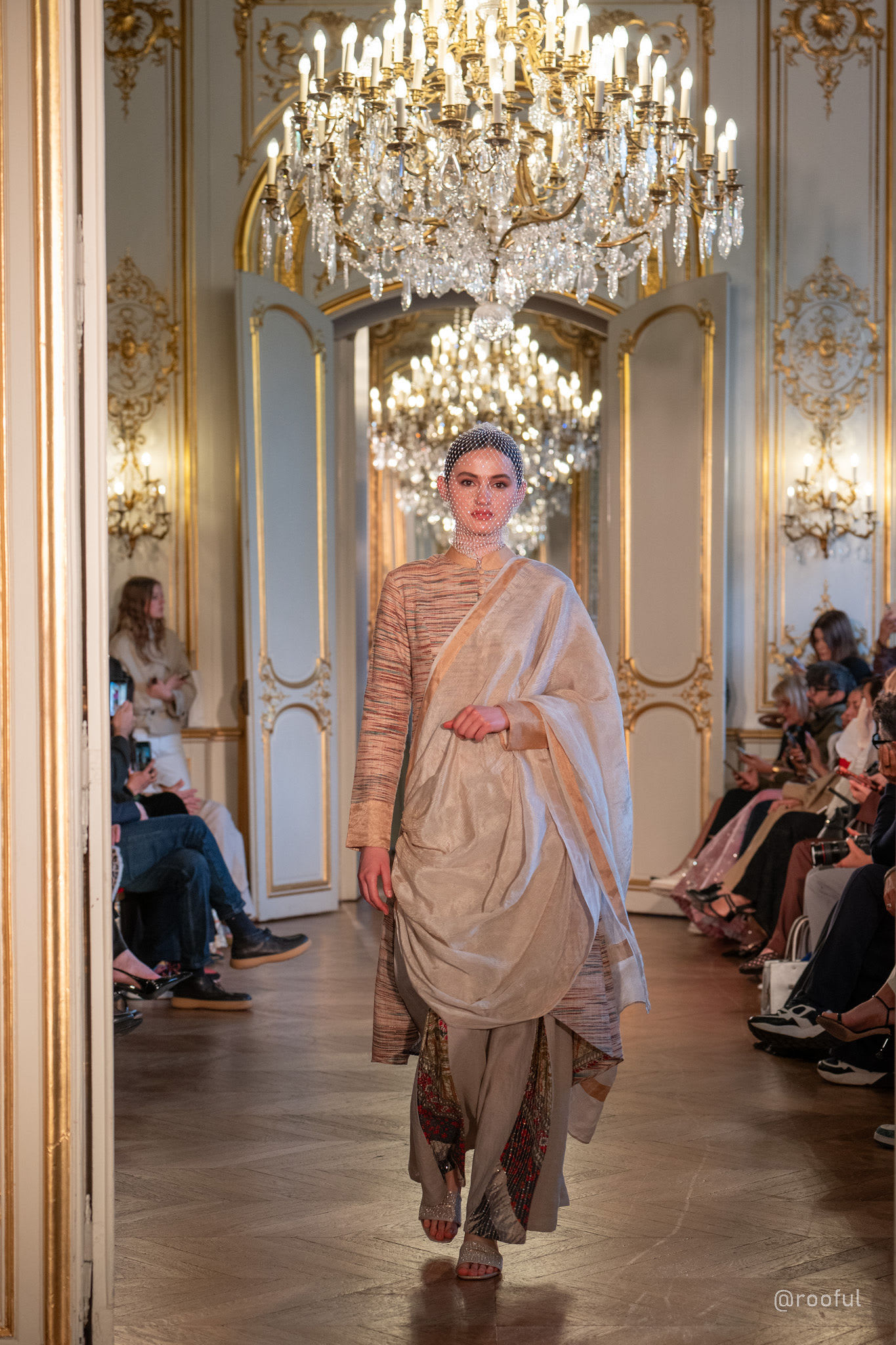 الموضة العربية المحتشمة تنافس الأزياء الجريئة على منصات باريس