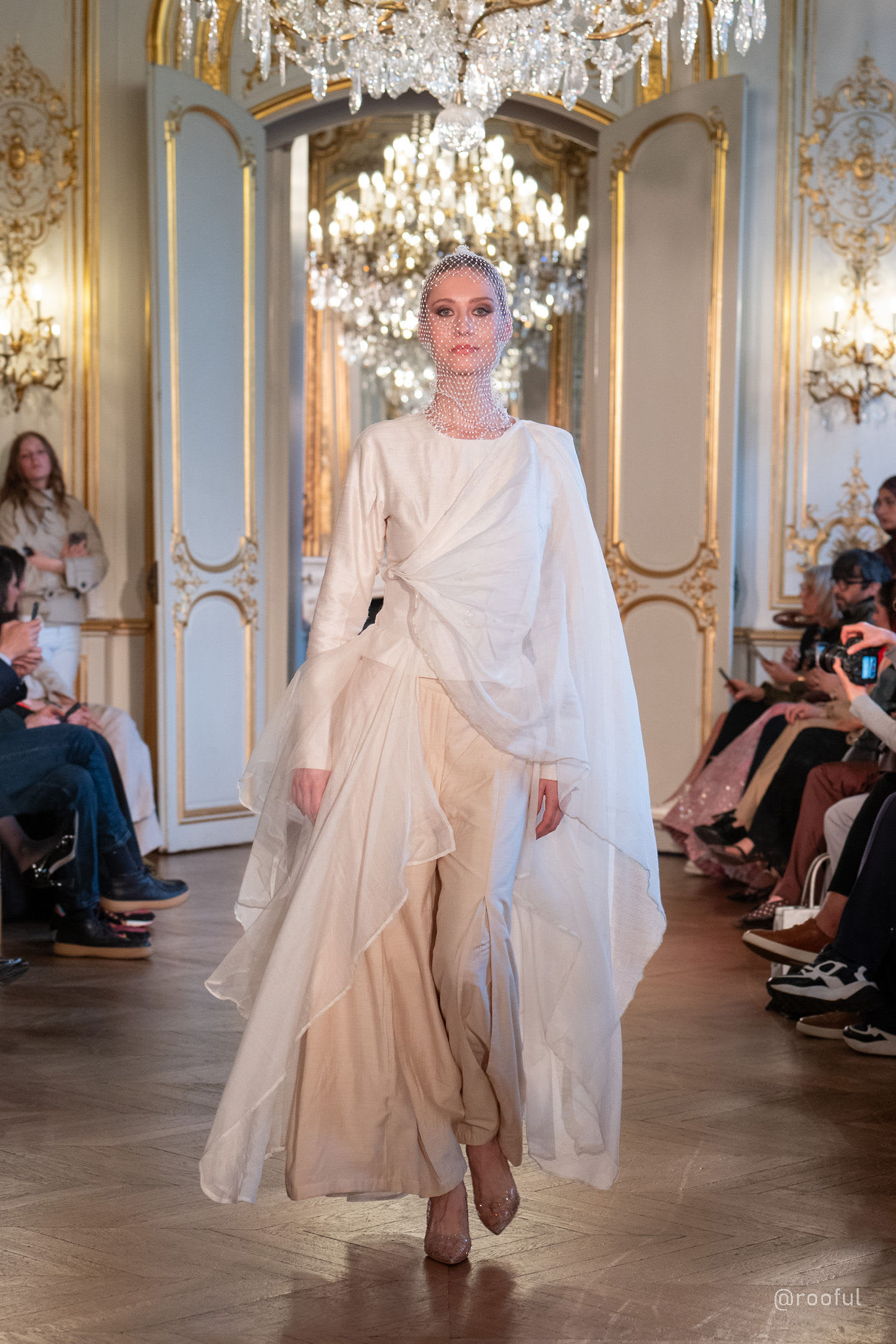 الموضة العربية المحتشمة تنافس الأزياء الجريئة على منصات باريس