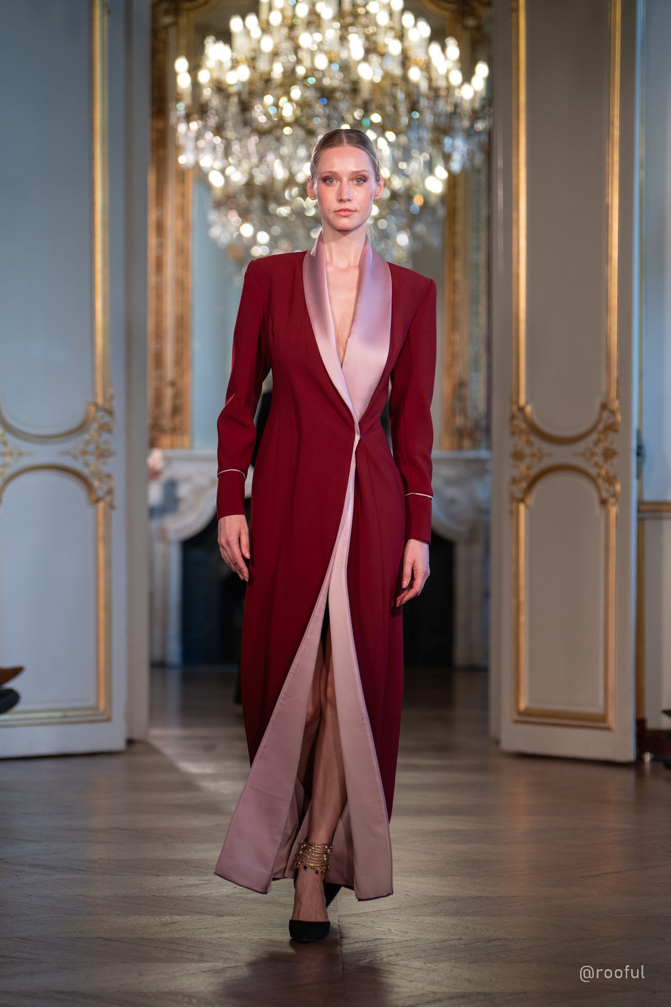 الموضة العربية المحتشمة تنافس الأزياء الجريئة على منصات باريس