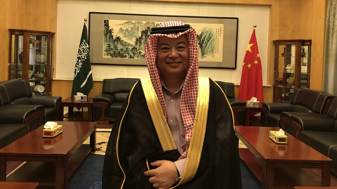السفير الصيني لدى السعودية: "جالس أتعلم لبس البشت"