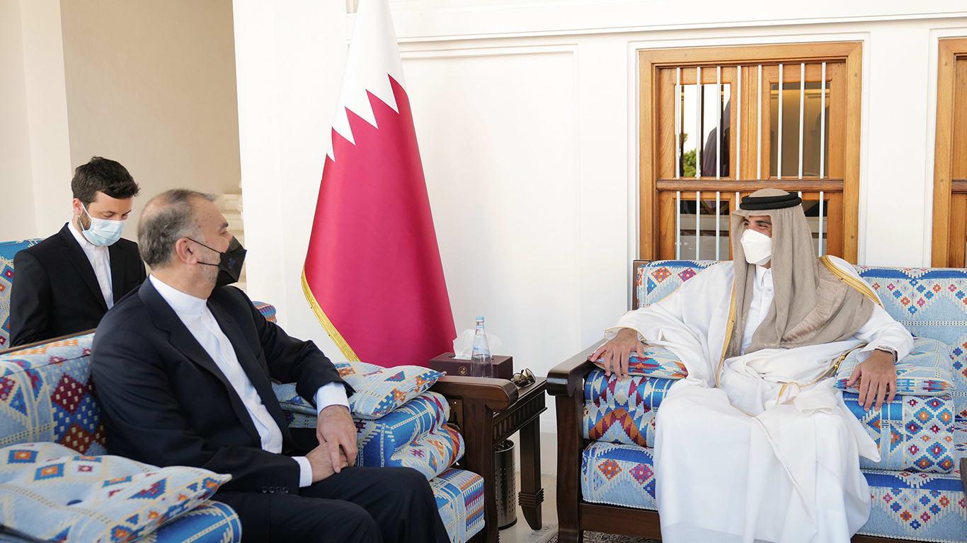  أمير قطر يستقبل وزير خارجية إيران